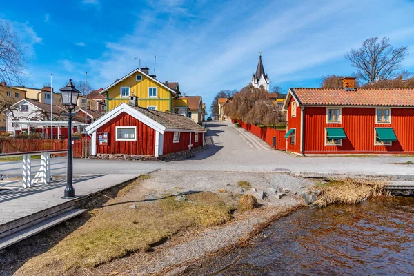Igreja branca em Nora visto atrás de casas de madeira, Suécia — Fotografia de Stock
