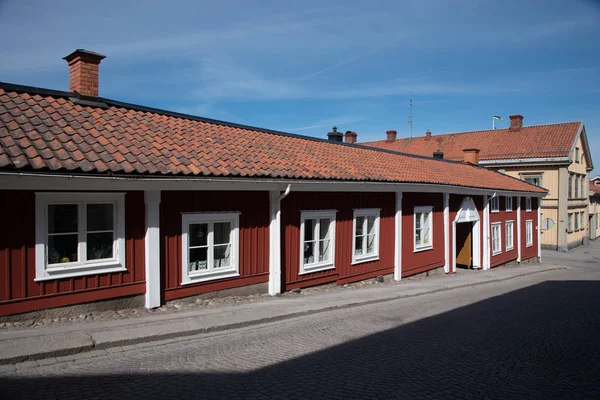 Holzhäuser an einer schmalen Straße bei nora, Schweden — Stockfoto