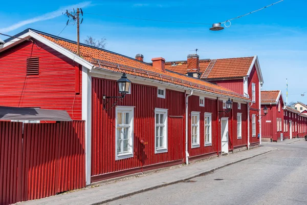 Case in legno lungo una strada stretta a Nora, Svezia — Foto Stock