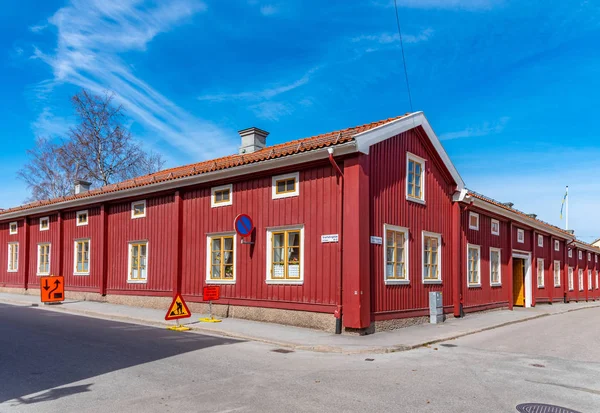 Holzhäuser an einer schmalen Straße bei nora, Schweden — Stockfoto