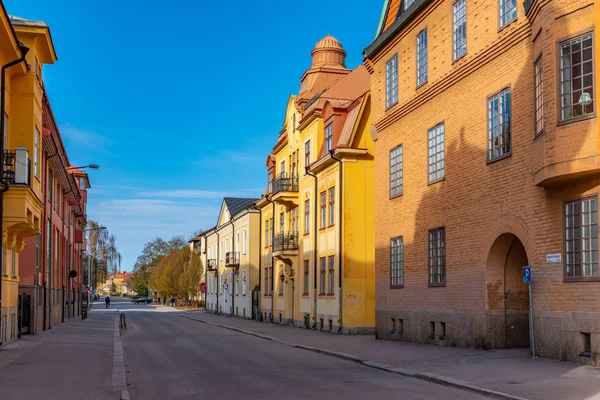 Case colorate nel centro della città svedese Vasteras — Foto Stock