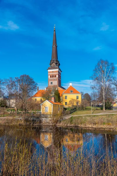 瑞典斯瓦尔坦河后面的Vasteras大教堂 — 图库照片