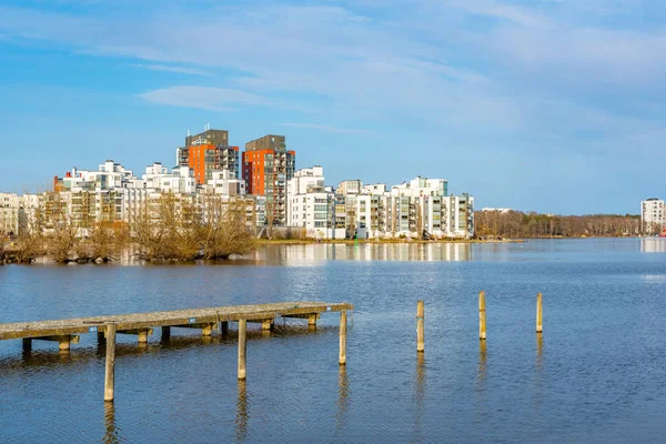 Edifícios residenciais no lago Malaren em Vasteras, Suécia — Fotografia de Stock