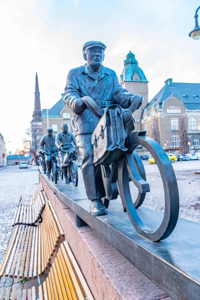 Statue d'un groupe de cyclistes sur la place Stora Torget à Vasteras — Photo