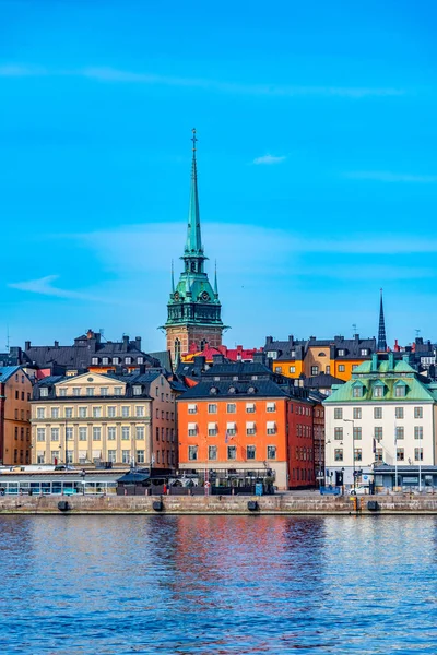 Niemiecki kościół i kolorowe budynki Gamla Stan w Sztokholmie — Zdjęcie stockowe