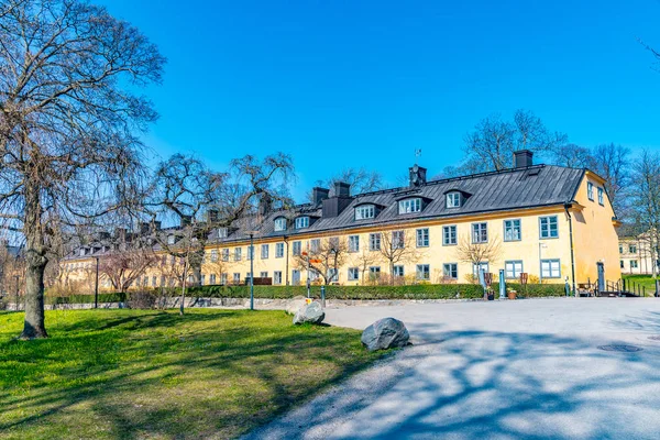 Stockhol的Skeppsholmen岛上有黄色建筑物的宿舍 — 图库照片
