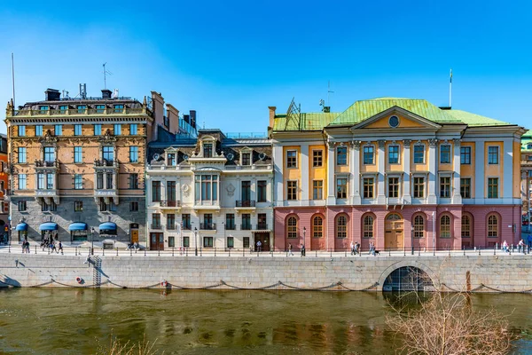 Uitzicht op de waterkant van Stockholm met prachtige oude huizen uitgerekt — Stockfoto