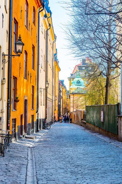 Strada stretta nel quartiere Gamla Stan nel centro di Stoccolma, S — Foto Stock