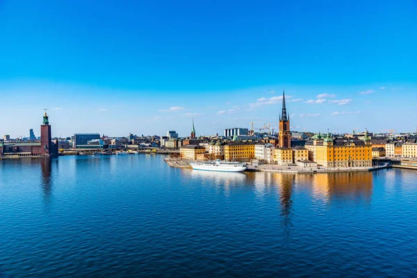 Gamla stan in Stockholm gezien vanaf Sodermalm eiland, Zweden — Stockfoto