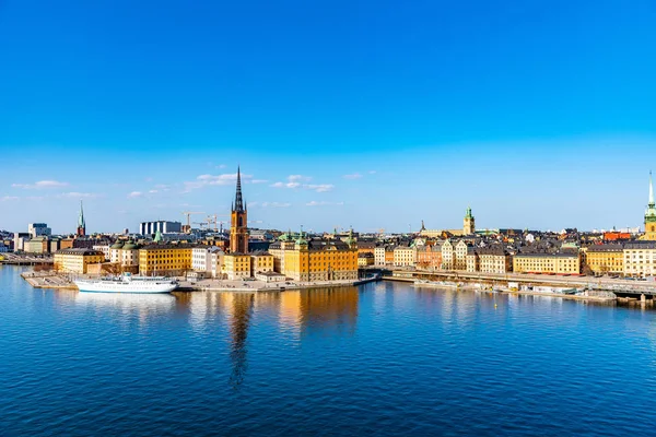 Gamla stan en Estocolmo vista desde la isla de Sodermalm, Suecia — Foto de Stock