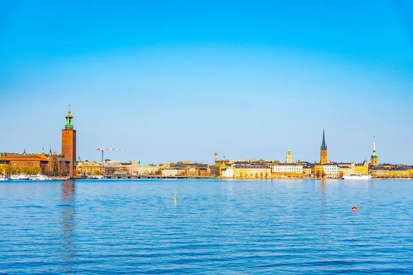 Stadshuset och Gamla stan i Stockholm sett utifrån Södermalm isla — Stockfoto