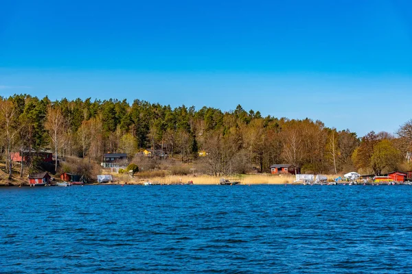 Bosrijk eiland aan het meer van Malaren bij Stockholm, Zweden — Stockfoto