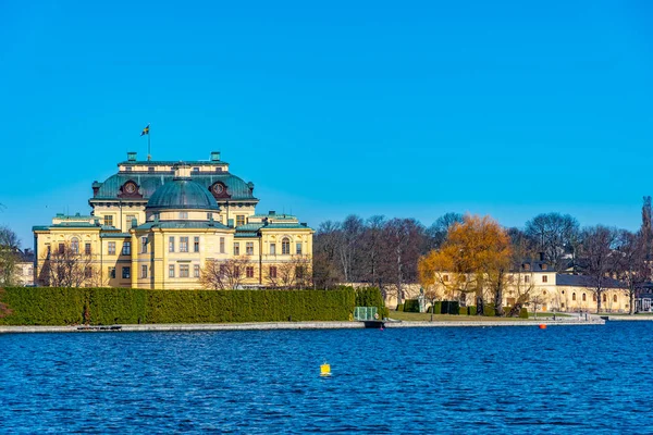 Palacio de Drottningholm visto desde el lago Malaren en Suecia —  Fotos de Stock