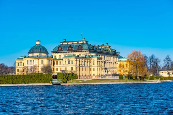 Palácio Drottningholm visto do lago Malaren, na Suécia — Fotografia de Stock