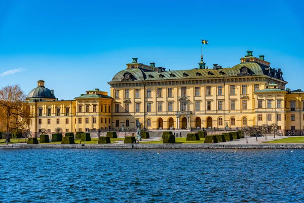 Drottningholm Palace kilátással a tó Malaren Svédországban — Stock Fotó
