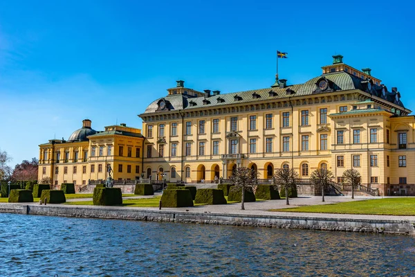 Palácio Drottningholm visto do lago Malaren, na Suécia — Fotografia de Stock