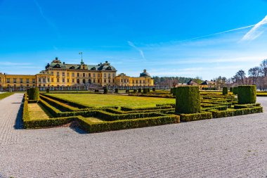 Drottningholm Sarayı İsveç 'teki kraliyet bahçelerinden izleniyor.