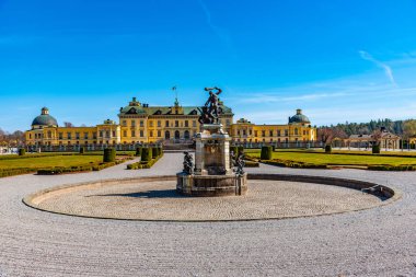 Drottningholm Sarayı İsveç 'teki kraliyet bahçelerinden izleniyor.