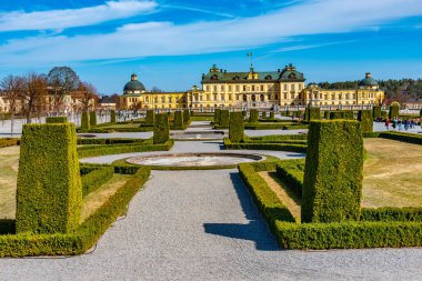 Drottningholm Sarayı İsveç 'teki kraliyet bahçelerinden izleniyor.