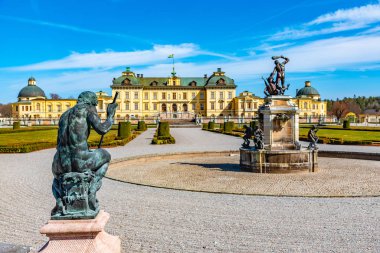 Drottningholm Sarayı İsveç 'teki kraliyet bahçelerinden izleniyor.