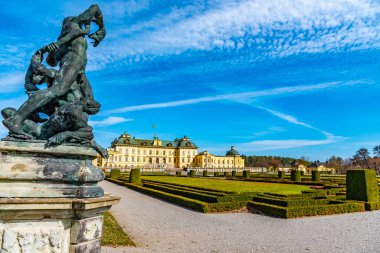 Drottningholm Sarayı İsveç 'teki kraliyet bahçelerinden izleniyor.