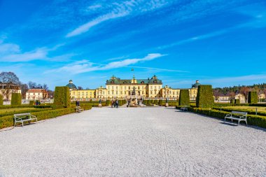 Drottningholm Sarayı İsveç 'teki kraliyet bahçelerinden izleniyor.