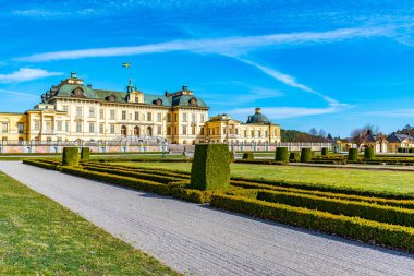 Drottningholm Sarayı İsveç 'teki kraliyet bahçelerinden izleniyor.