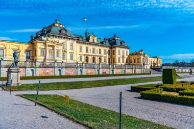 Drottningholm Sarayı İsveç 'teki kraliyet bahçelerinden izleniyor.