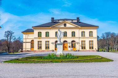 Drottningholm Sarayı İsveç 'teki kraliyet bahçelerinden izleniyor.