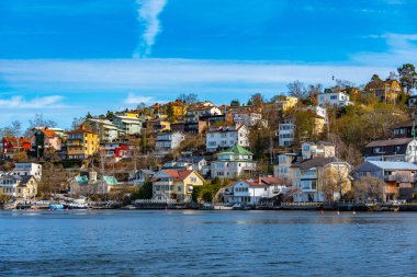 İsveç 'te Stockholm yakınlarında Malaren Gölü' nde küçük bir köy.