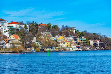 İsveç 'te Stockholm yakınlarında Malaren Gölü' nde küçük bir köy.