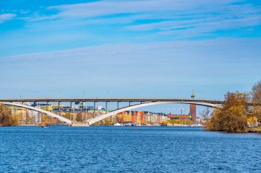Stockholm rıhtımının sonunda belediye binası var.