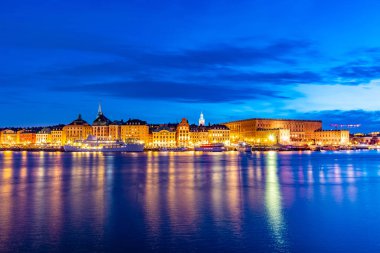 Gamla Stan 'in günbatımı manzarası ve Stockholm' deki Kraliyet Sarayı, Swe
