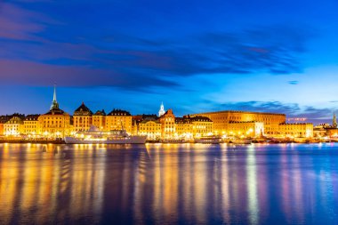 Gamla Stan 'in günbatımı manzarası ve Stockholm' deki Kraliyet Sarayı, Swe