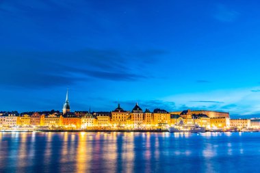 Gamla Stan 'in günbatımı manzarası ve Stockholm' deki Kraliyet Sarayı, Swe