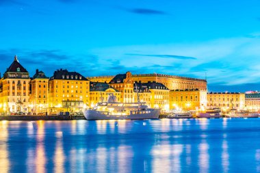 Gamla Stan 'in günbatımı manzarası ve Stockholm' deki Kraliyet Sarayı, Swe