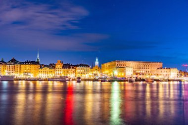 Gamla Stan 'in günbatımı manzarası ve Stockholm' deki Kraliyet Sarayı, Swe