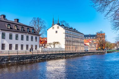 İsveç 'in Uppsala kentindeki Fyris nehri kıyısındaki önemli binalar