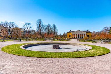 İsveç 'in Uppsala kentindeki botanik bahçesinde bir saray.