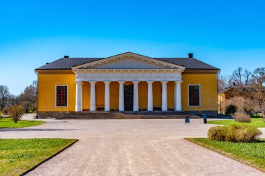 İsveç 'in Uppsala kentindeki botanik bahçesinde bir saray.