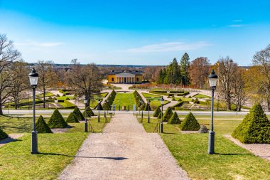 İsveç 'in Uppsala kentindeki botanik bahçesinde bir saray.