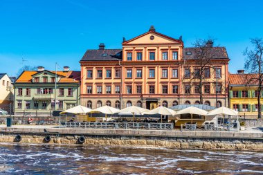 İsveç 'in Uppsala kentindeki Fyris nehri kıyısındaki önemli binalar