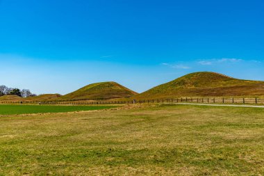 İsveç 'teki Gamla Uppsala' da defin tepecikleri