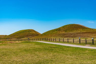 İsveç 'teki Gamla Uppsala' da defin tepecikleri