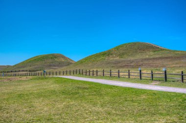 İsveç 'teki Gamla Uppsala' da defin tepecikleri
