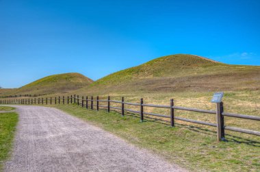 İsveç 'teki Gamla Uppsala' da defin tepecikleri