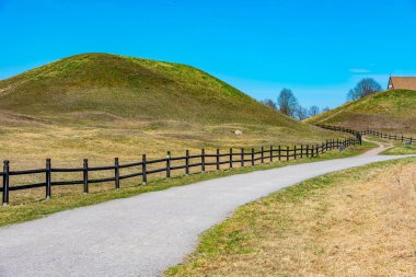 İsveç 'teki Gamla Uppsala' da defin tepecikleri