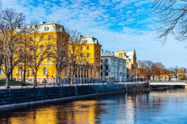 Gavle 'deki seçkin Grand Hotel Gavlean Nehri, İsveç' i yansıtıyor.