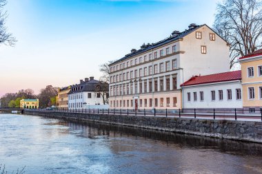 Uppsal 'da Fyris nehrinin yanındaki önemli binaların günbatımı manzarası