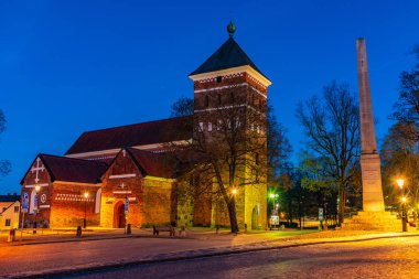 Helga Trefaldighets 'in Uppsala, İsveç' teki günbatımı manzarası